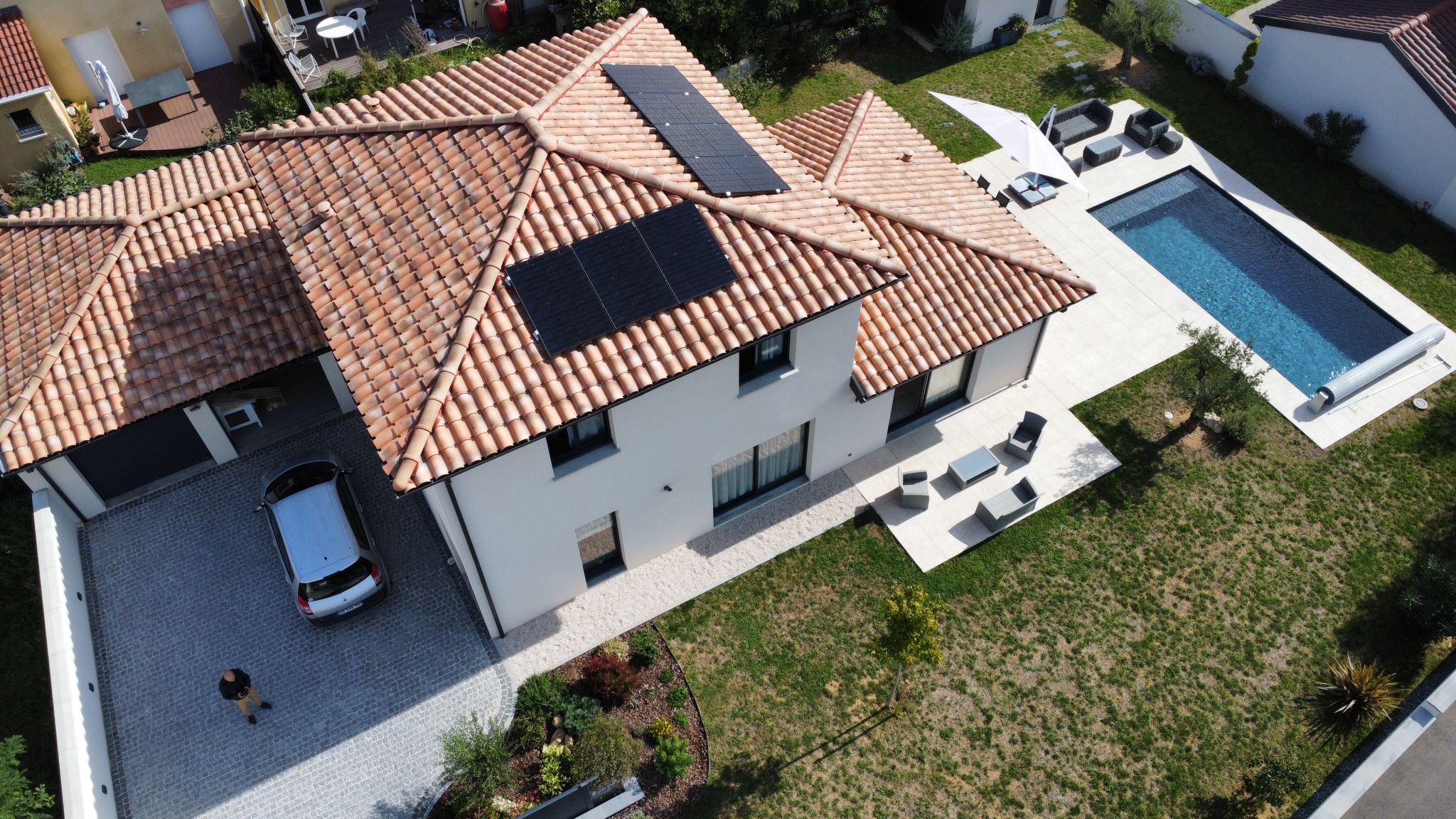 Réalisation d'une centrale photovoltaïque de 3KW sur un toit 4 pans