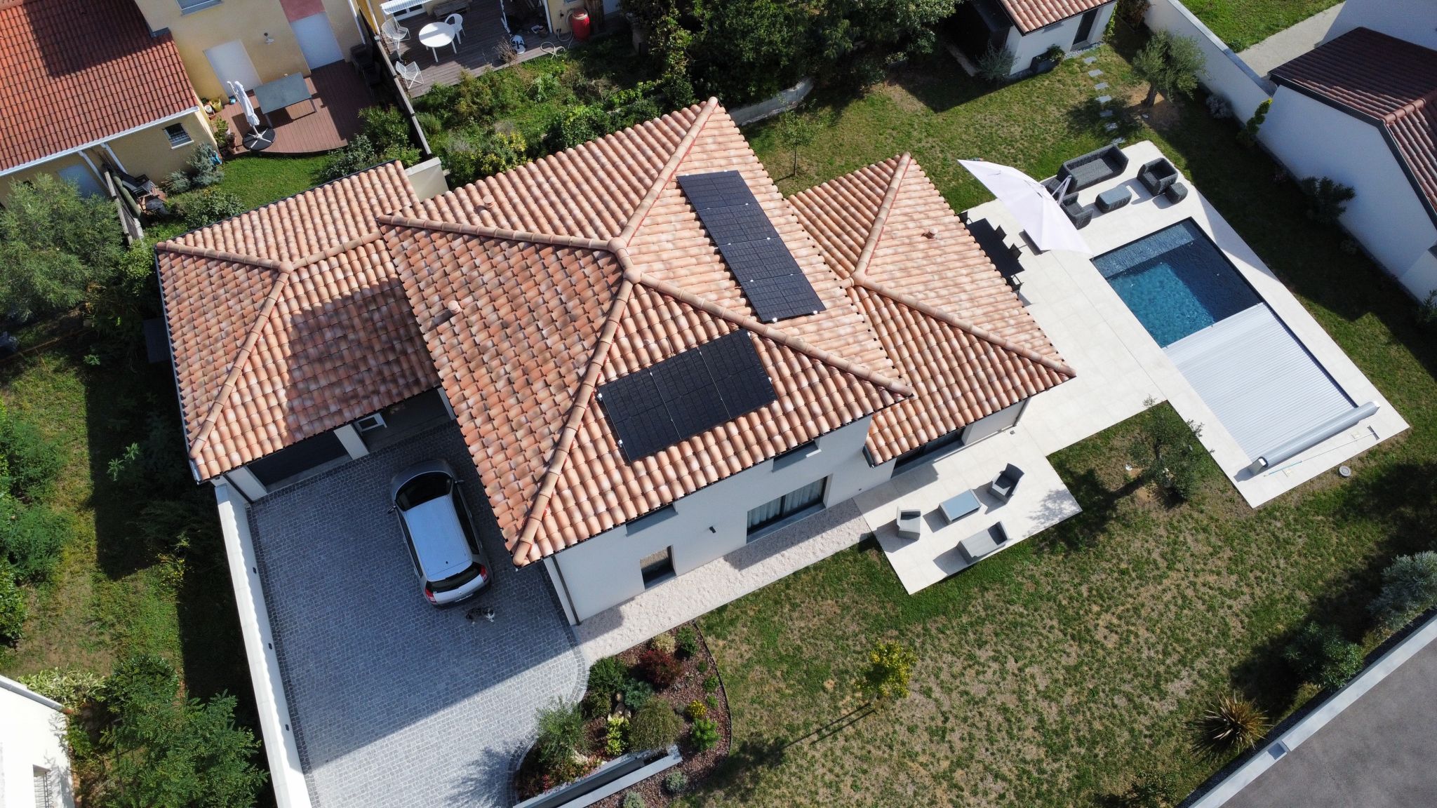 panneaux solaires photovoltaiques vue drone piscine autoconso